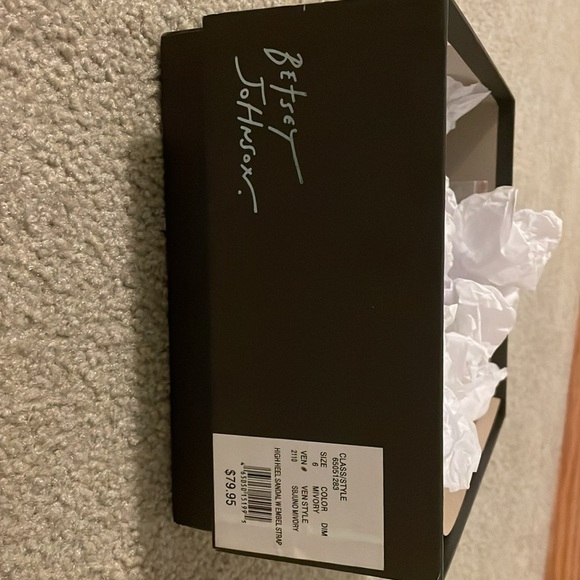 Heels - Picture 4 of 4